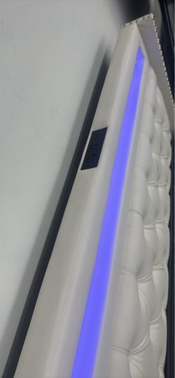 Queen  Led light / bed frame new in box
