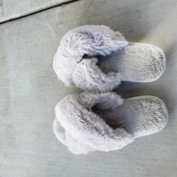 Dreamland Fuzzy Grey Slippers Size 5/6