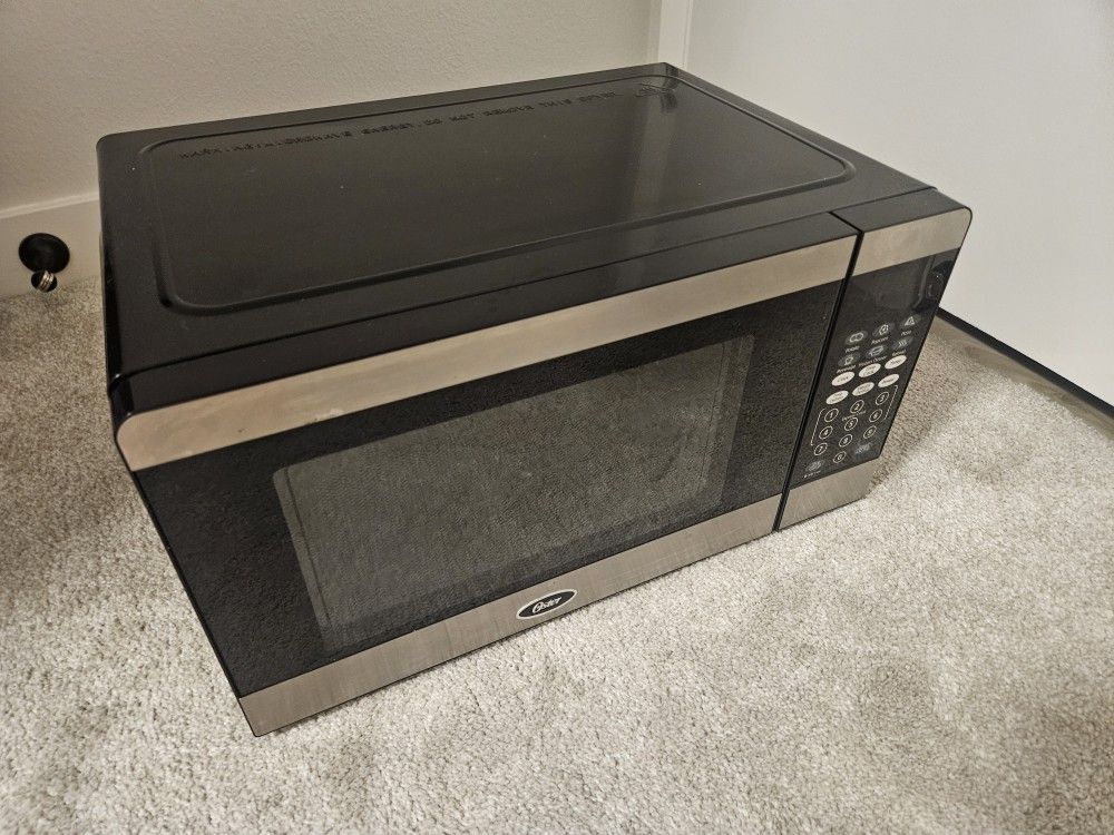 Oster 0.7 cu. ft. Countertop Microwave