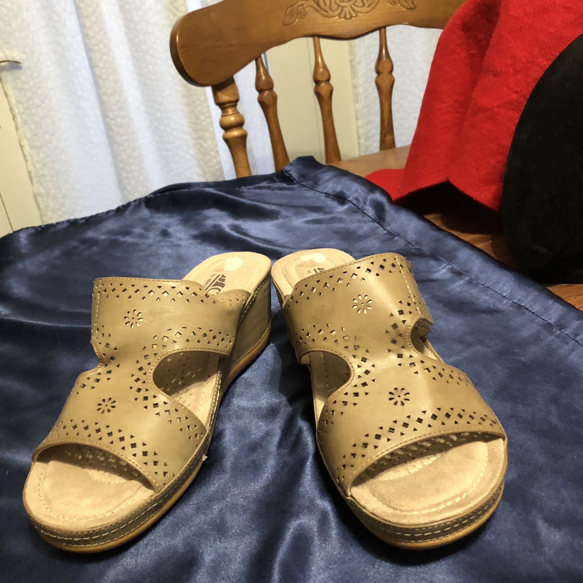Women’s Cliffs/White Mountain Sandals Size 9 M Taupe/ Beige