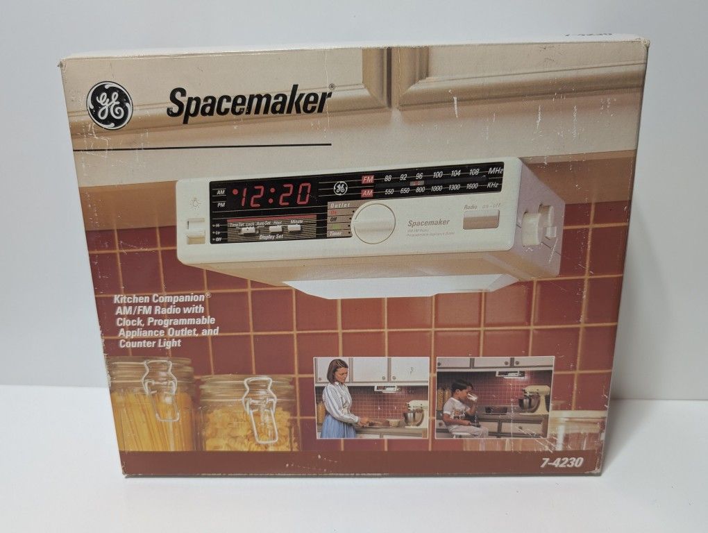 1980s GE Spacemaker Model 7-4230 Kitchen Companion AM/FM Radio Clock Light Vintage