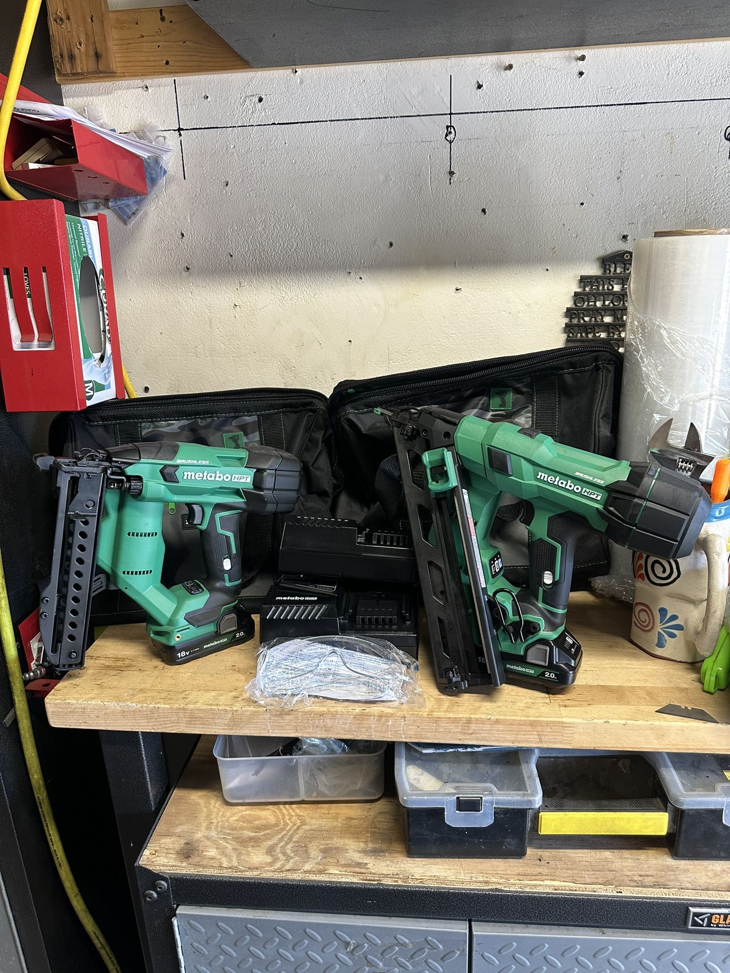 Metabo 15ga Cordless Fish Nailer And  18ga Crown Finish Narrow Stapler With Battery And Charger And Bags 