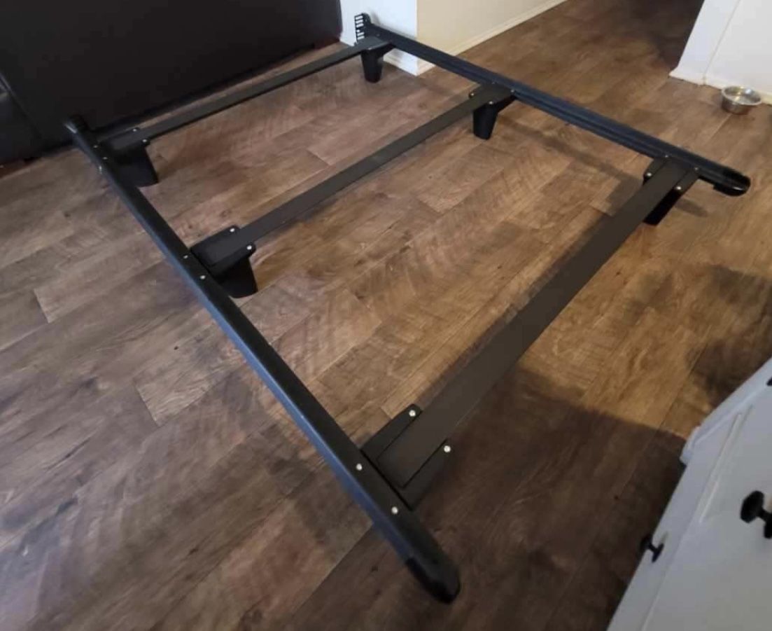 QUEEN SIZE METAL BED FRAME KNICKERBOCKER (LIKE NEW)