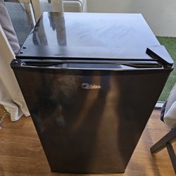 Midea 3 Cubic Ft Refrigerator, Black