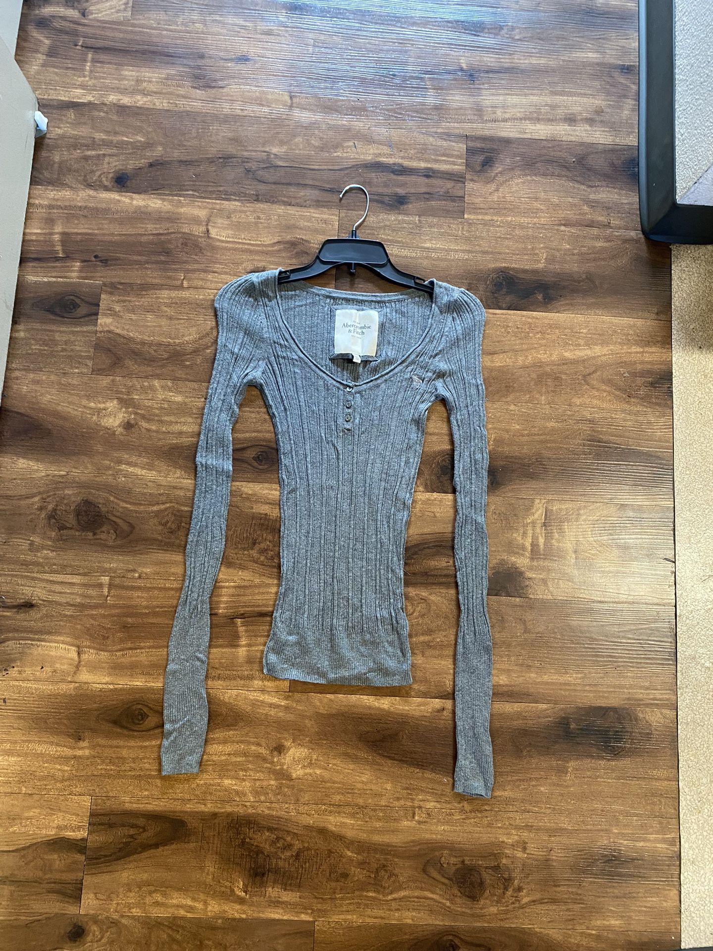 Brand New Woman’s Abercrombie & Fitch brand Dark Gray Sweater Up For Sale