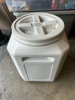 Gamma Seal Lid and Vault w/ Dog Bowls and Scoop