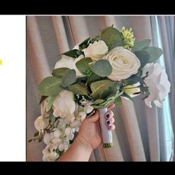 3 Ivory Bridal Bouquets of artificial flowers White, vases not included

Condition is used twice
$70 for largest bouquet
$20 for 2 smaller bouquets

M