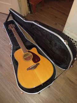 Acoustic guitar with hard shell case