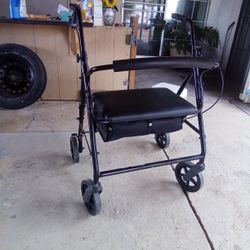 Andadera Capacitada Para  450 Libras En Muy Buenas Condiciones 