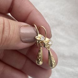 small Teardrop earrings  Brandnew 
