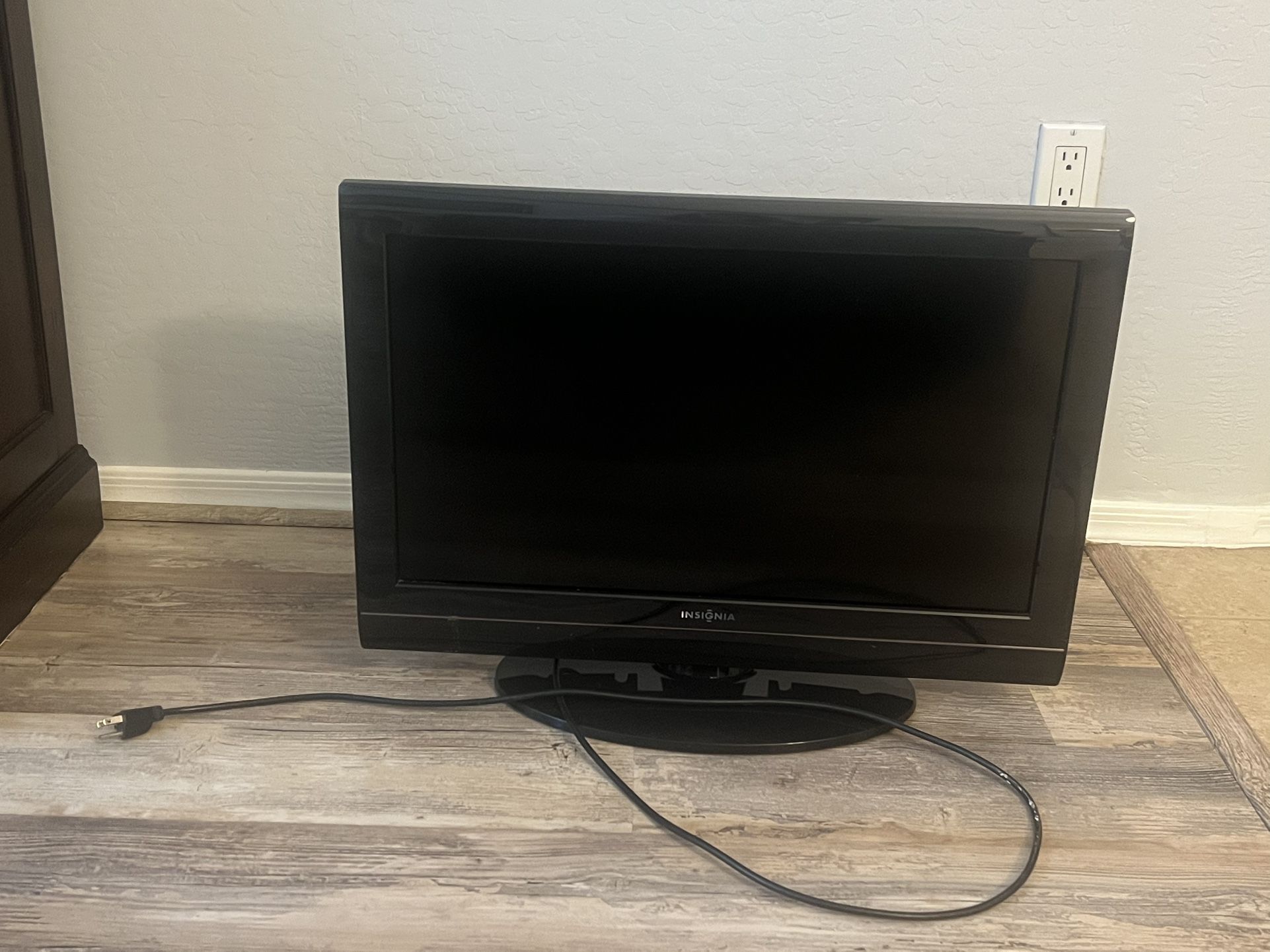 Insignia 27” TV