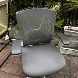 AUTONOMOUS OFFICE CHAIR 😊