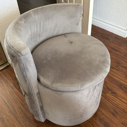 Vanity chair with storage