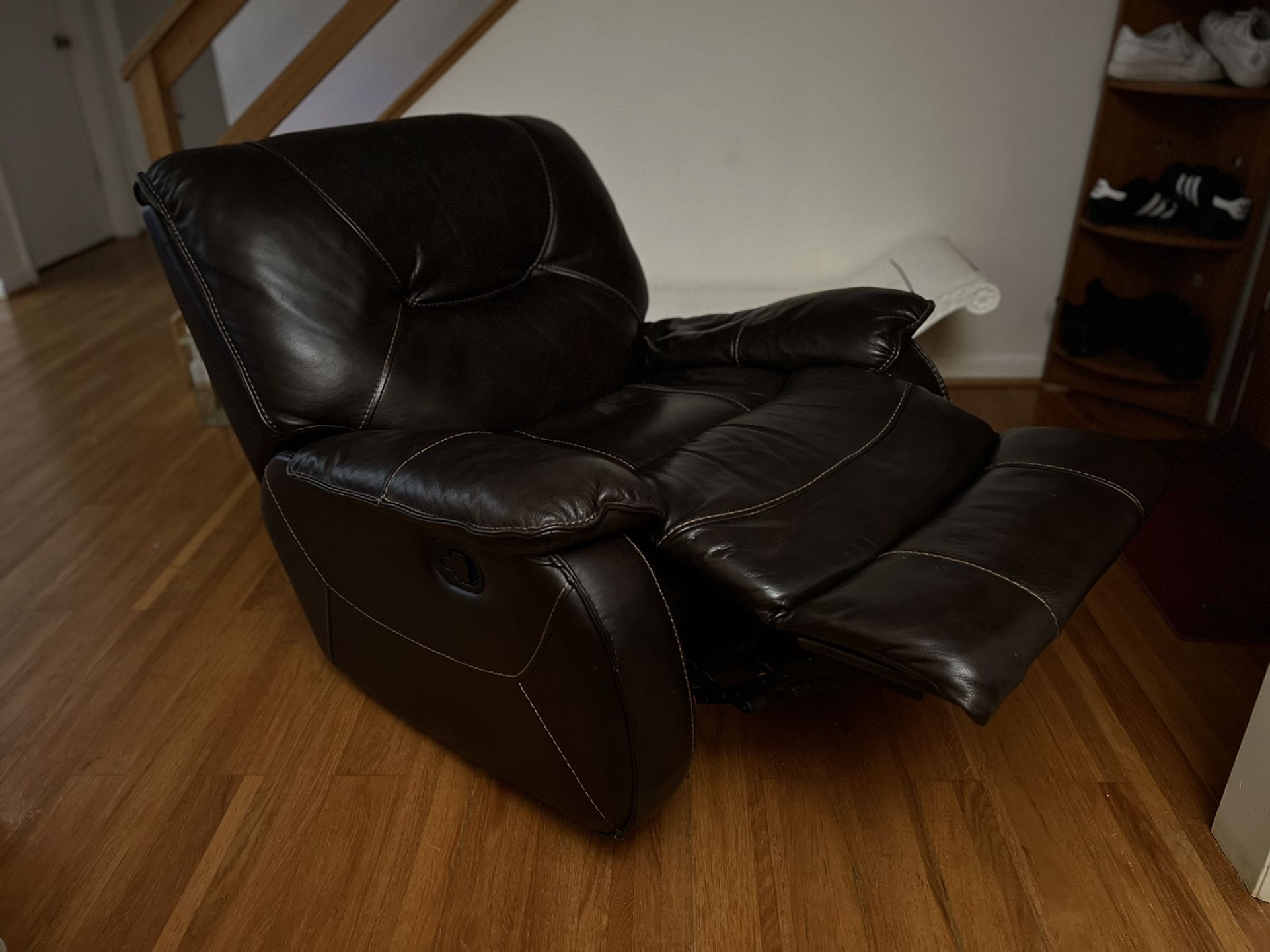 LUXURY OVERSIZED LEATHER ROCKING RECLINER