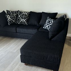New Sectional, Pillows Are Included. Special Cash  Deal 