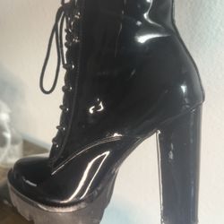 7 PAIRS OF SIZE 8 FASHIONABLE WOMENS HEELS - LIKE NEW
