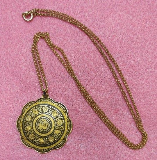 Vintage Ladie's Goldtone Necklace W/ASIAN INSPIRED ROUND CHARM EXCELLENT CONDITION😇 Please Read Description.