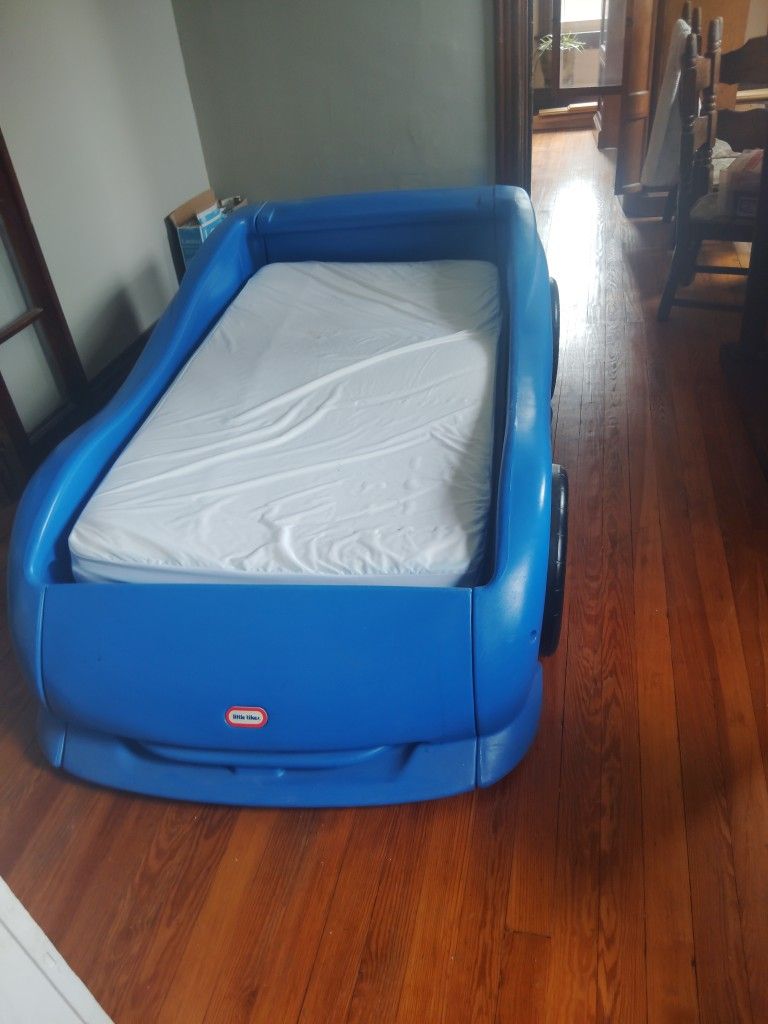 Child's Race Car Bed Excellent Condition Only Used Once Or Twice