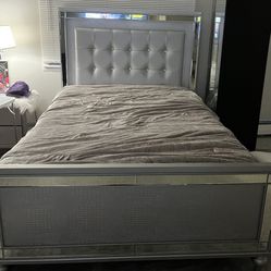 Queen Bed And Dressers