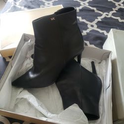 MK Boots Size 8
