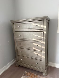 Ashley Furniture - 5 Drawer Dresser