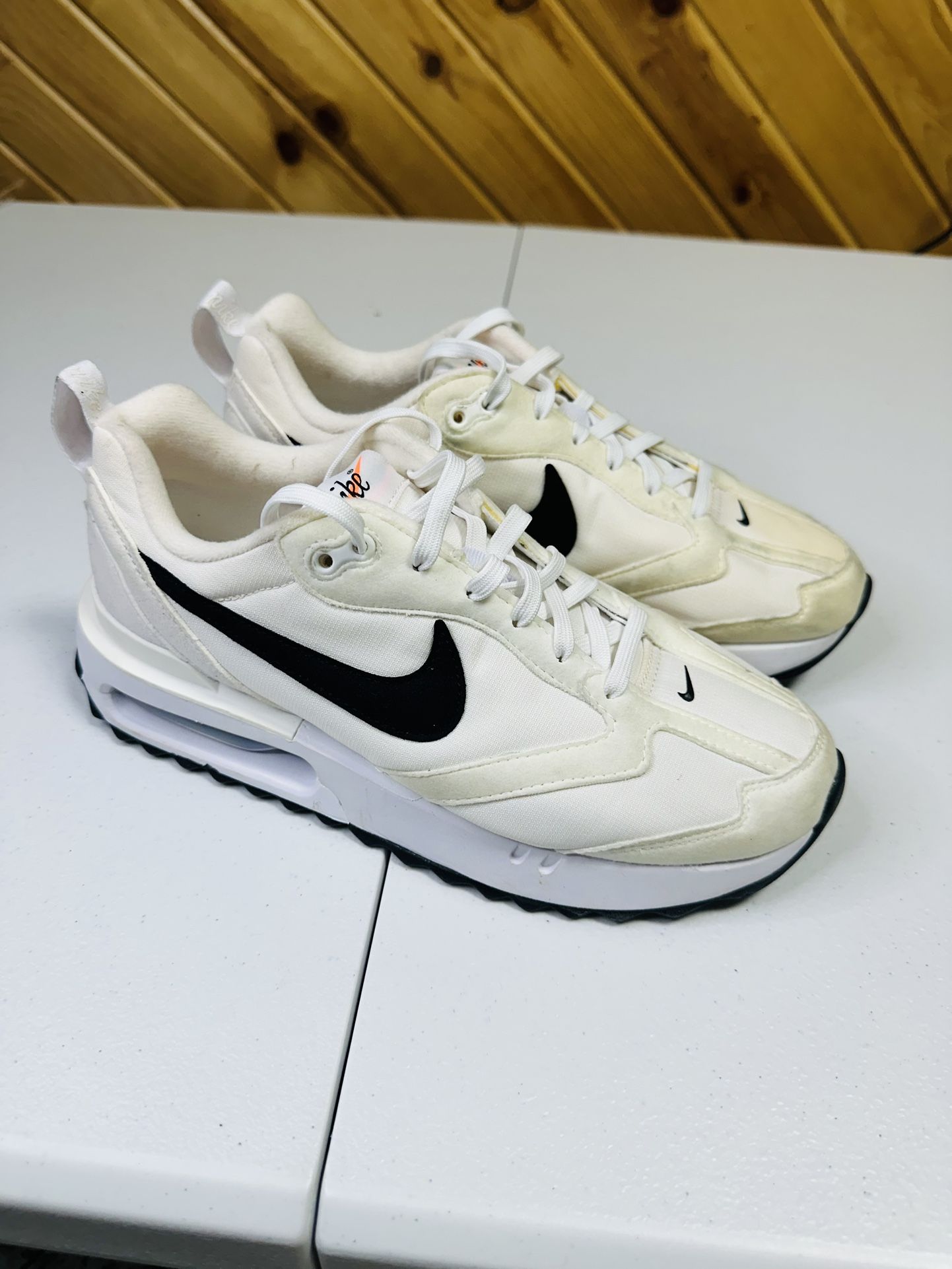 Nike Air Max Dawn Size 9