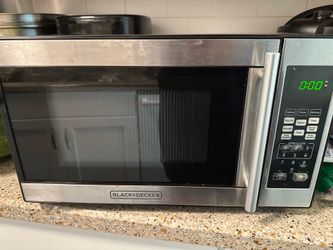 BLACK+DECKER 0.7 cu ft 700W Microwave Oven Black EM720CPN-P: Countertop, Small Dorm Microwave, Child Lock, 8 Programs