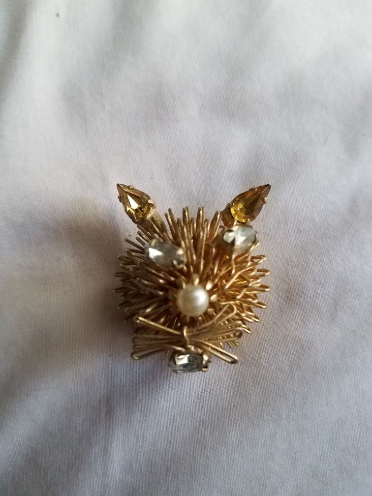 Vintage gold toned wire , gemstone, and pearl cat head pin
