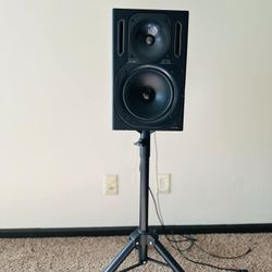 Behringer TRUTH B2031A High-Resolution Reference Studio Monitor With Stand