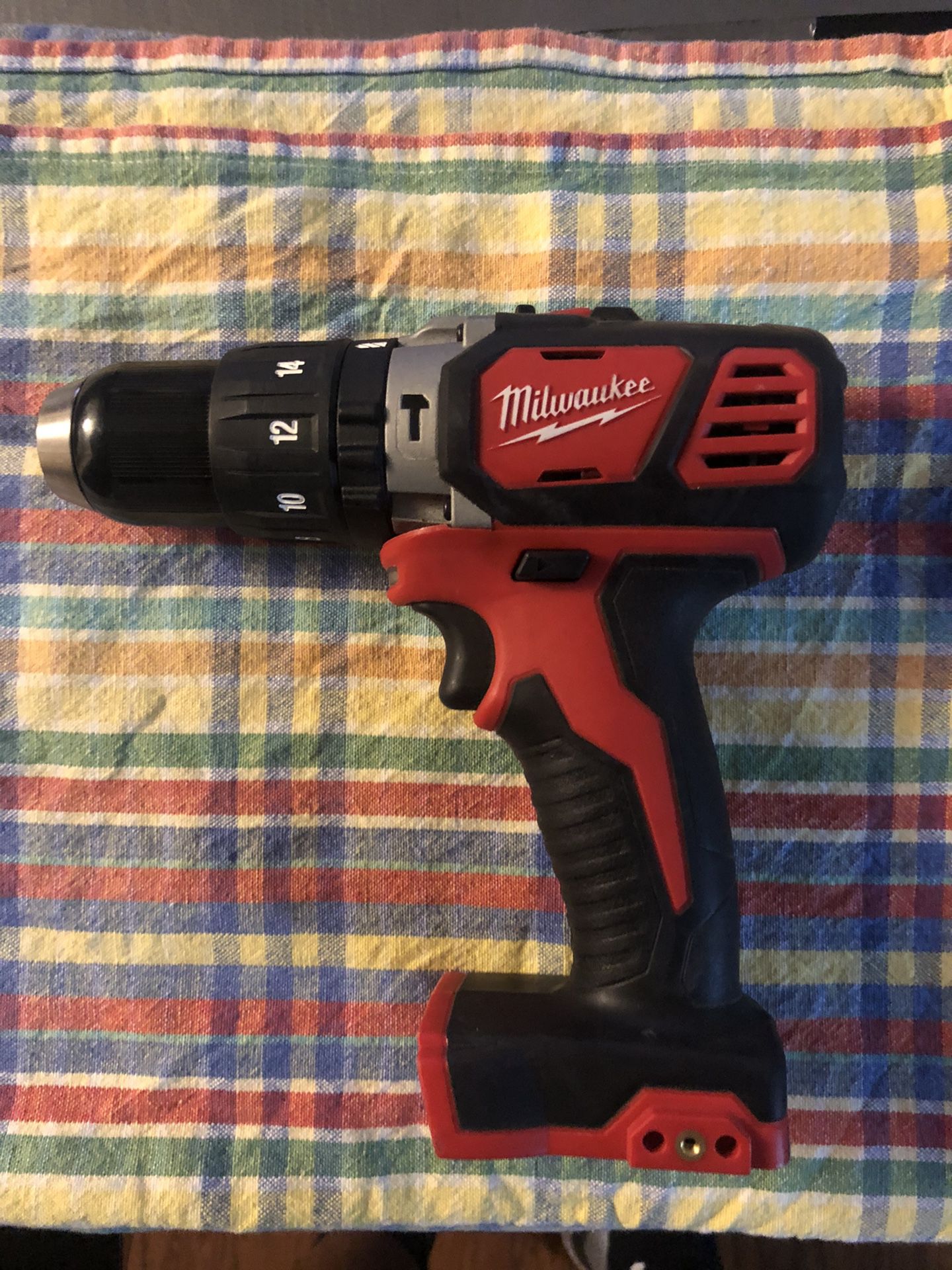 (2607-20) Milwaukee M18 Hammer Drill/Driver **TOOL ONLY, SOLO EL TALADRO**