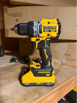 New dewalt XR drill with battery and charger DCD800