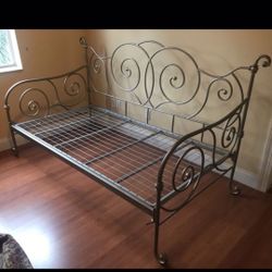 Metal daybed