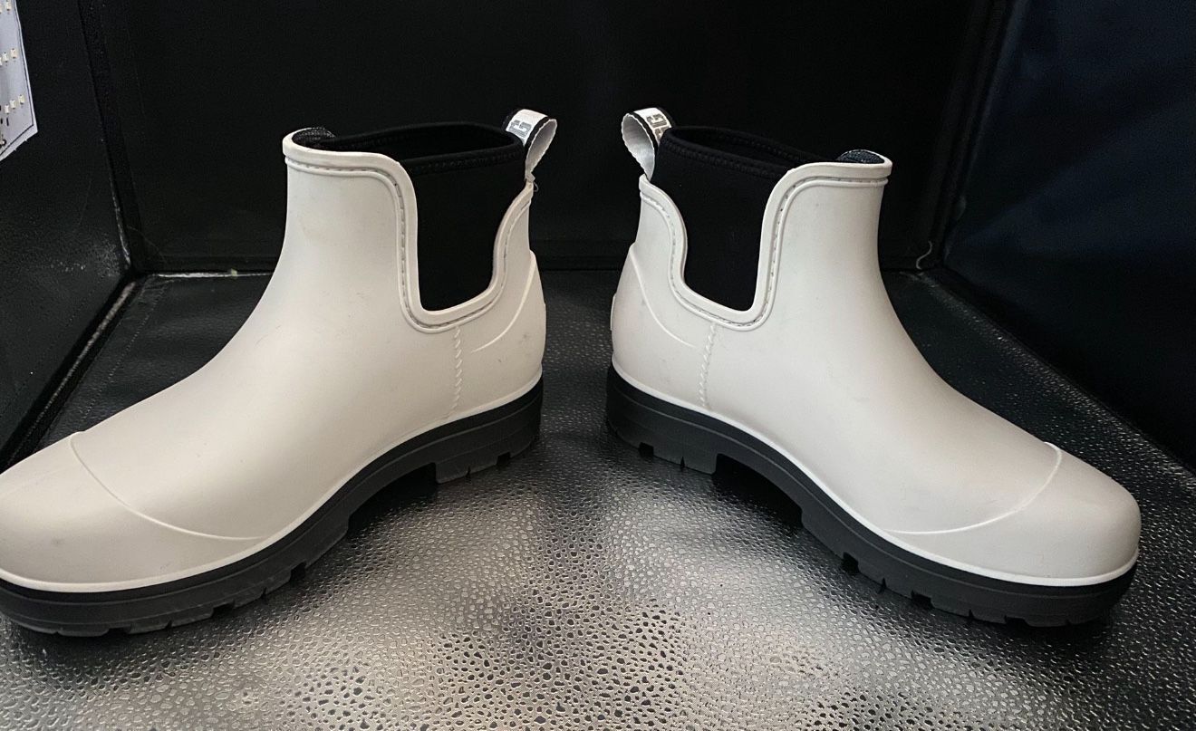 Brand New UGG Women’s Chevonne Waterproof Chelsea Rain Boots – Off White / Black Sole Size: 9