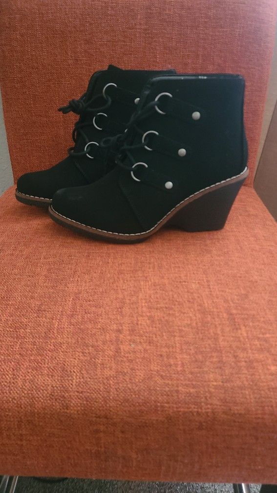 White Mt. Black Bootie Size 5
1/2