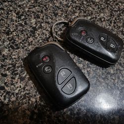 2 Keys Remote Lexus . 30$ For Each Or 60$ For Both 
