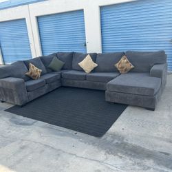Free Delivery 🚚 Gray Sectional/ Sala Seccional Gris