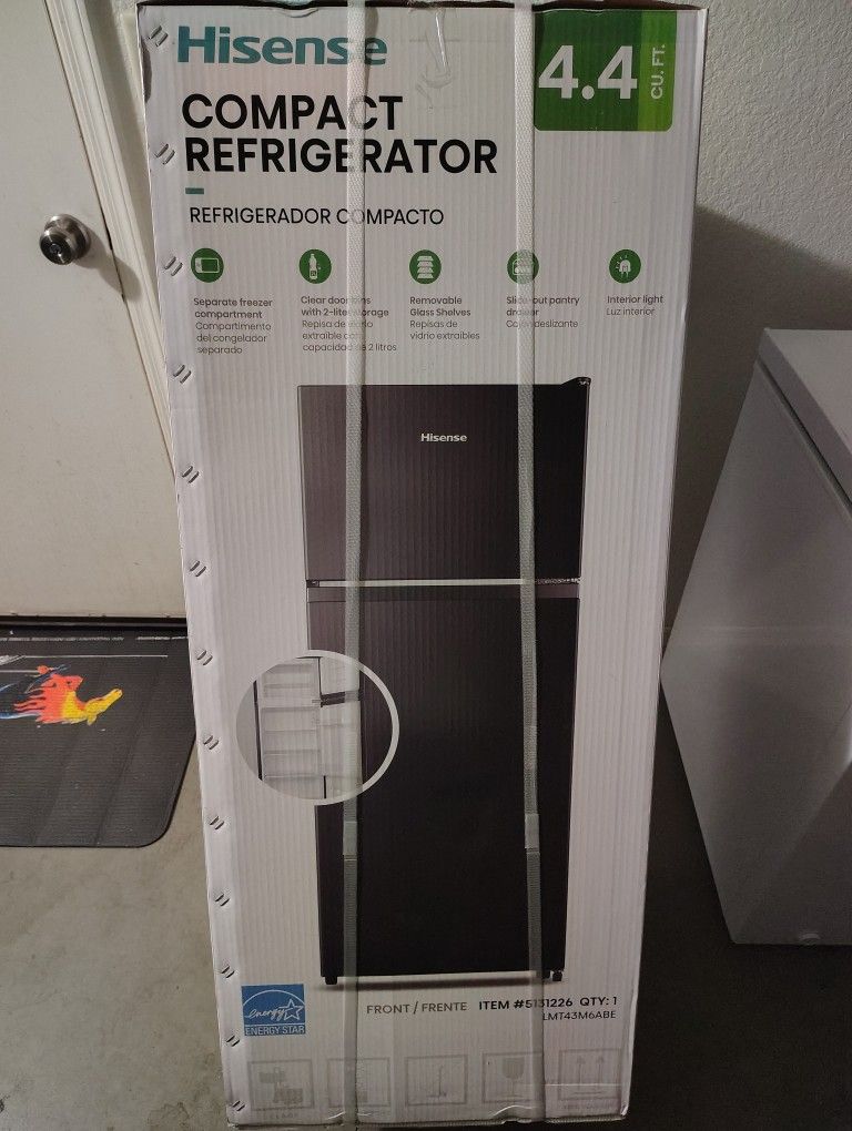 Hisense 4.4-cu ft Mini Fridge with Freezer ( Black ) ENERGY STAR