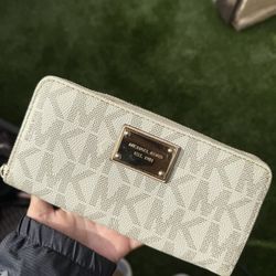 Women Black And White Michael Kors Wallet 