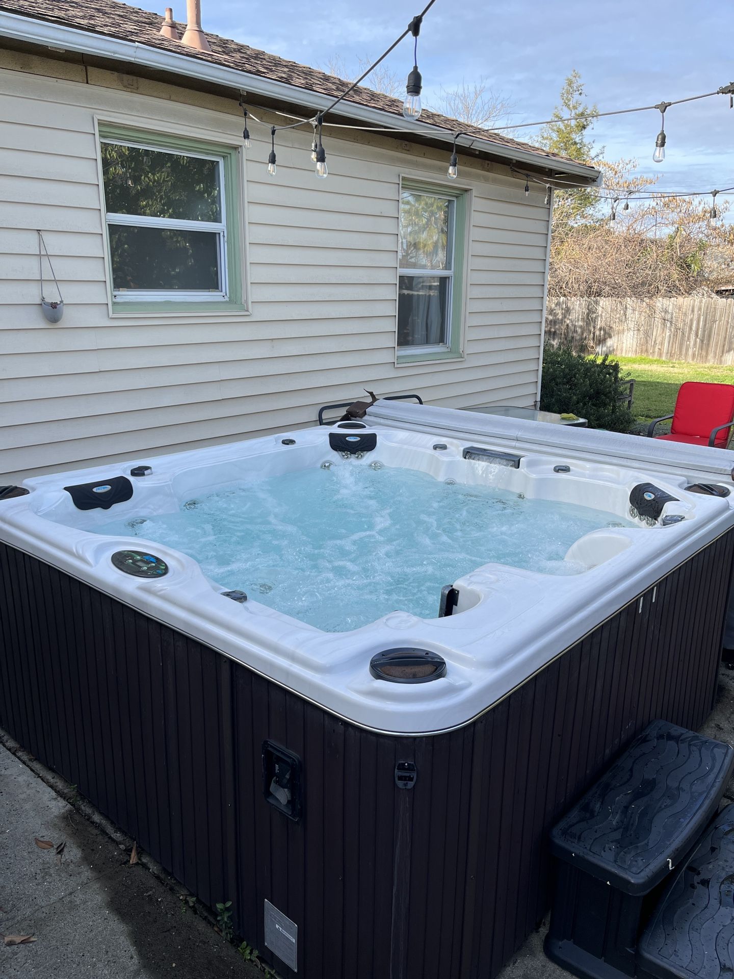 Premium Cal Spa Hot tub With 64 Jets And Lounger