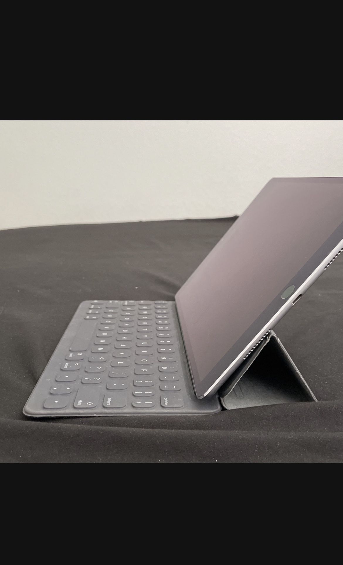Apple iPad  Pro 10.5 Inch  + Apple Keyboard 
