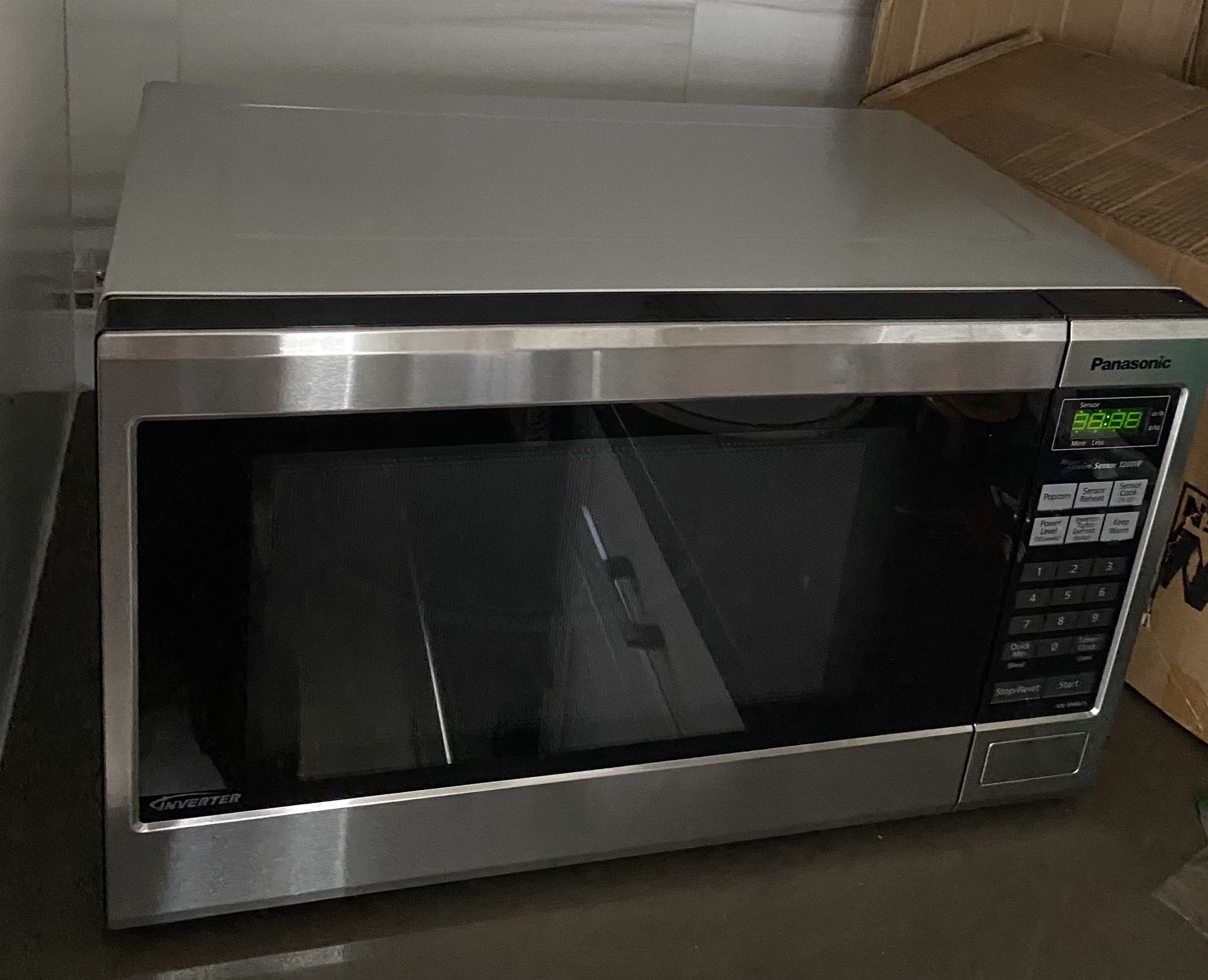 Panasonic - 1.2 Cu. Ft. 1200-Watt Countertop Microwave Oven with Inverter Technology - Stainless steel