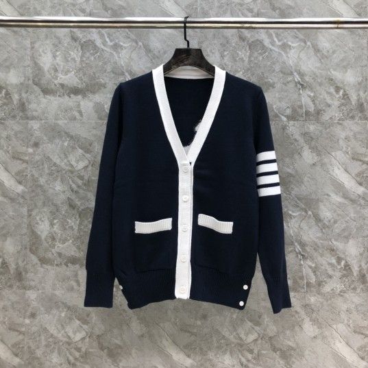 White edge back puppy cardigan jacquard coat sweater