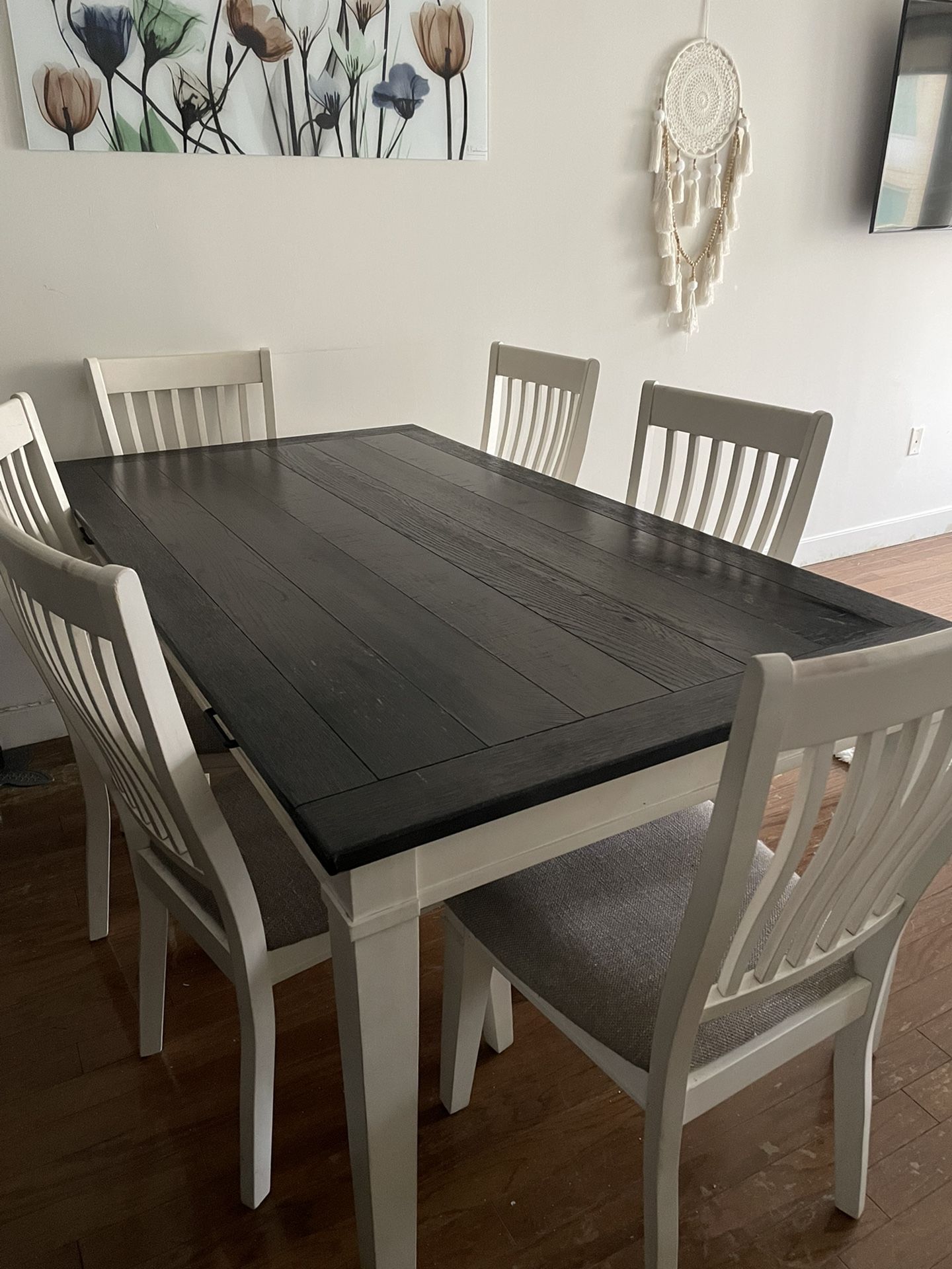 BOBS FURNITURE DINING ROOM TABLE SET WITH 6 CHAIRS