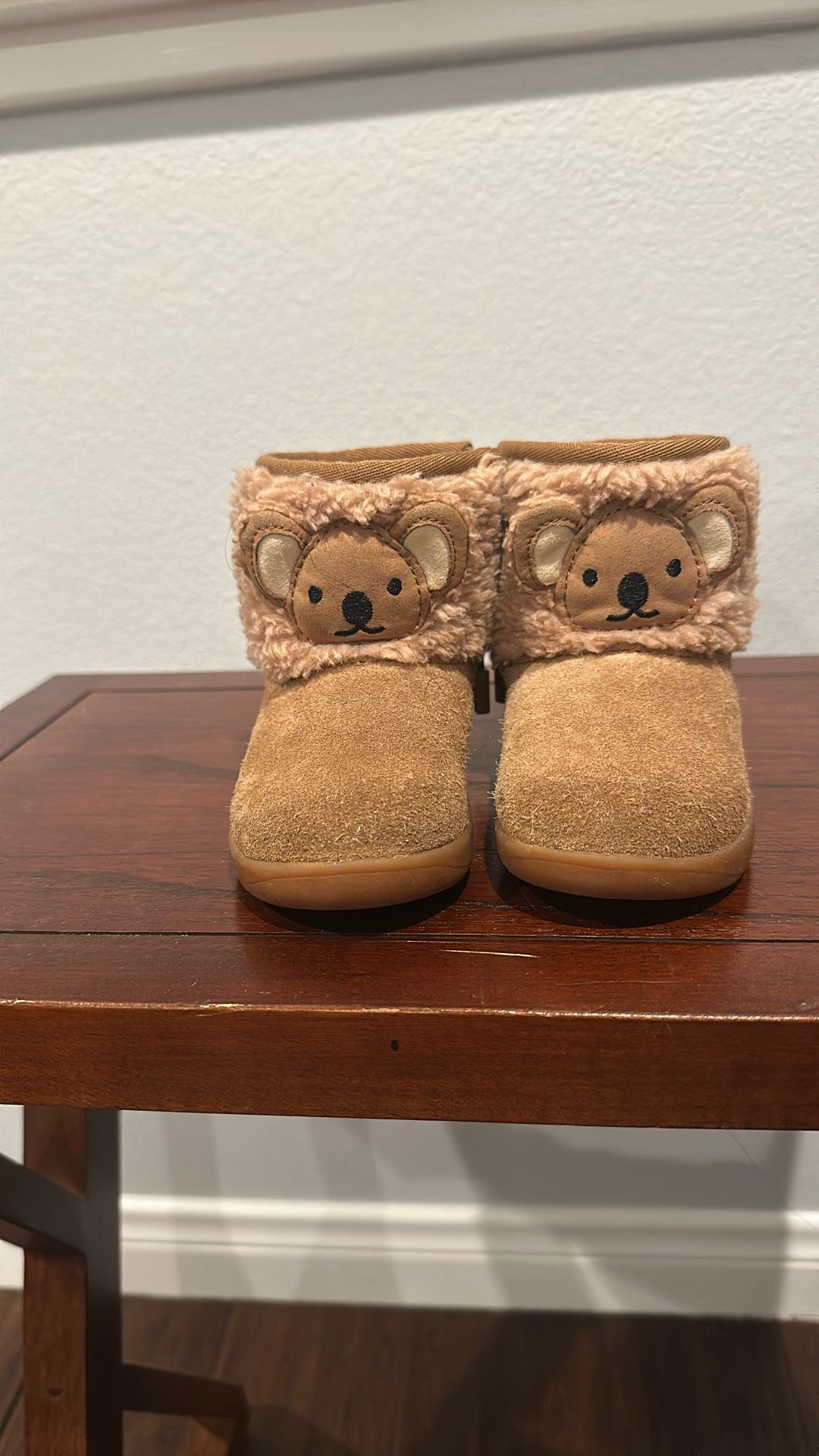 Ugg - Suede boot with an easy side zipper Size 7