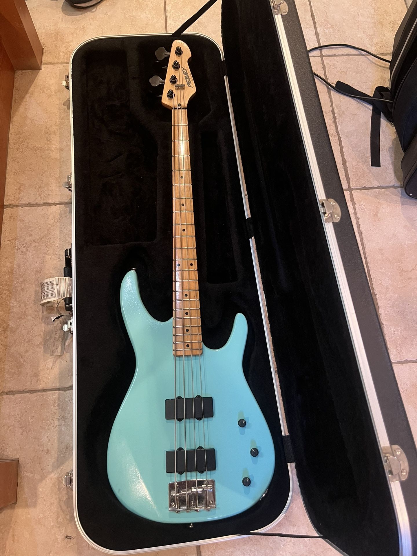 Peavey Foundation Bass (USAMADE/VINTAGE) W/ Roadrunner Hardshell Bass Flight Safe Case 