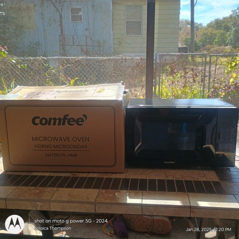 Comfee 0.7-cu ft Small 700-Watt Sensor Cooking Controls Countertop Microwave (Black)