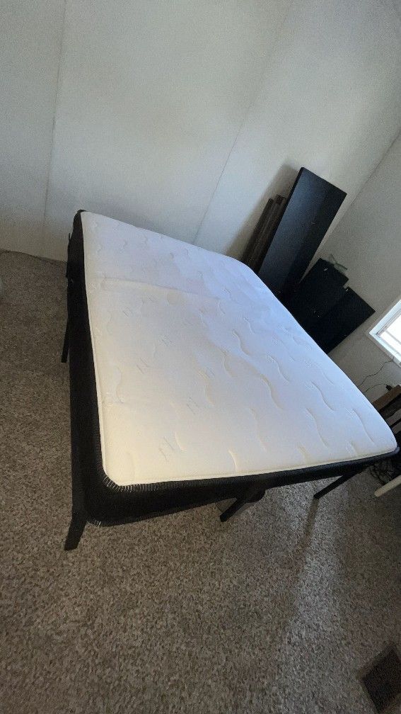 Full Size Metal bed frame And mattress