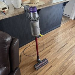 Dyson V15 - Great condition- Working great, comes with all attachments