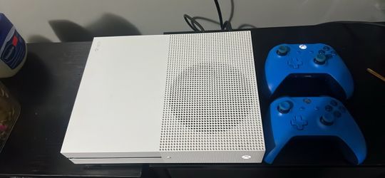 Xbox One S (2 Controllers)