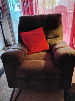 2 seat recliner with console and cup holders. Recliner also